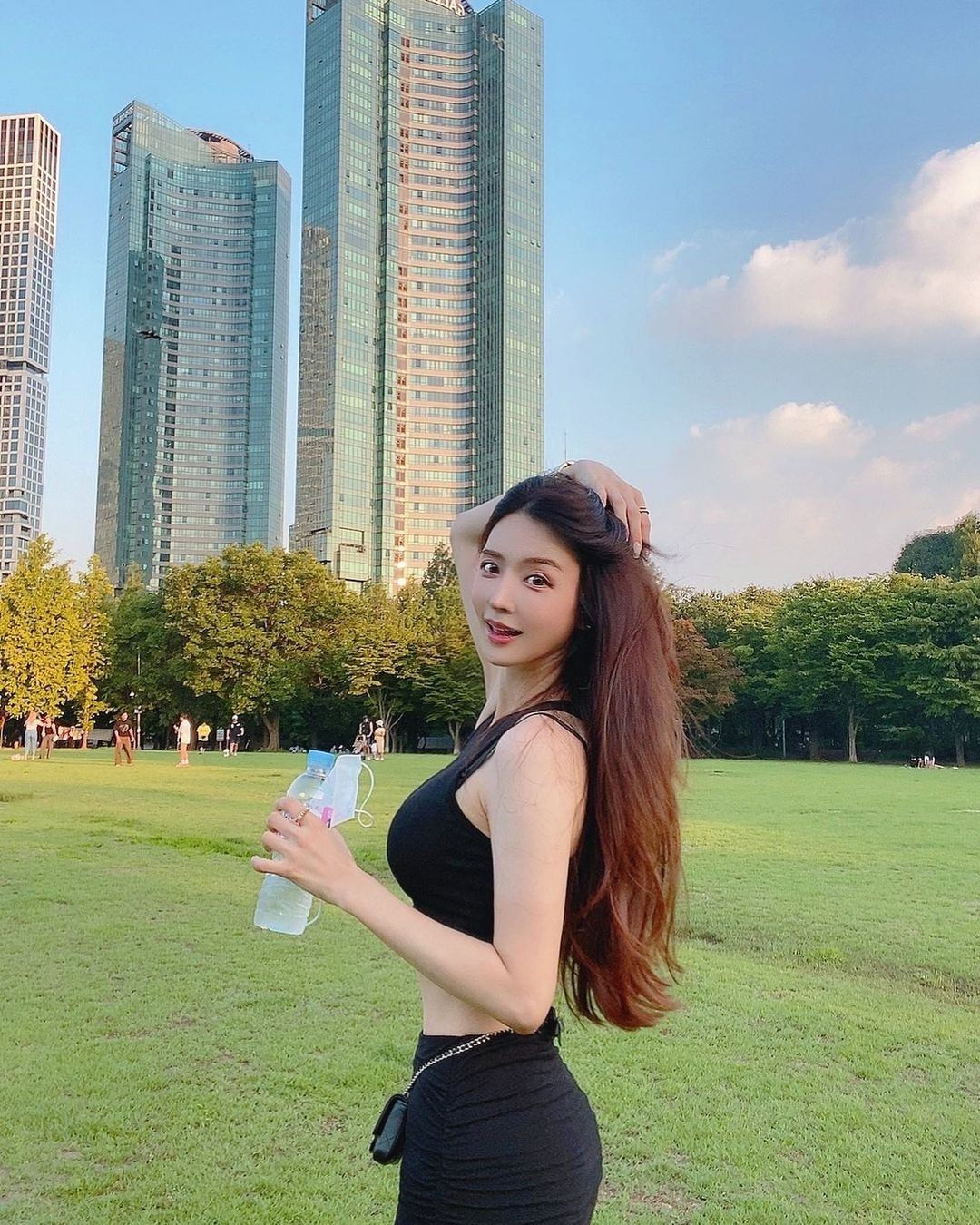 Yoo Jin dành thêm thời gian để chơi golf, bơi lội. Mặc dù bận rộn nhưng cô luôn cân đối thời gian để có thể rèn luyện đều đặn.