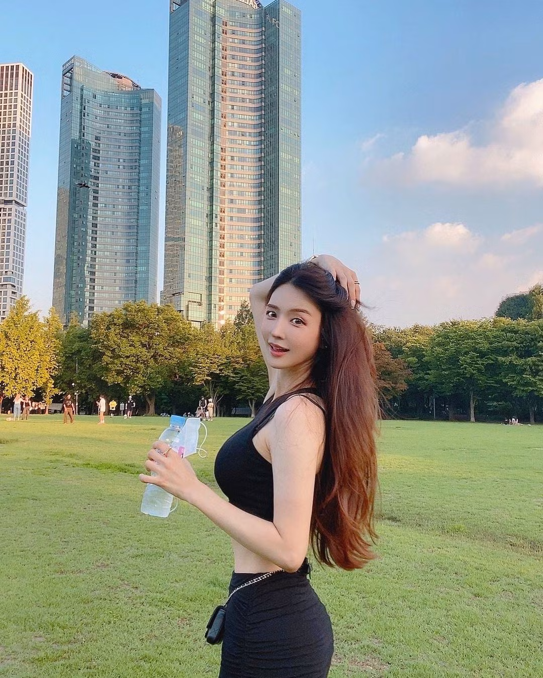 Yoo Jin dành thêm thời gian để chơi golf, bơi lội. Mặc dù bận rộn nhưng cô luôn cân đối thời gian để có thể rèn luyện đều đặn.