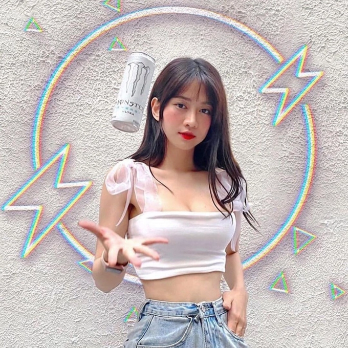 Đi kèm với sự nổi tiếng, Lê Bống cũng là loạt thị phi mà nhiều người nhìn vào chỉ biết lắc đầu: nhan sắc thật khác xa ảnh tự đăng, có nhiều pha khoe thân thái quá, giành chỗ kém duyên khi chụp ảnh tập thể,...