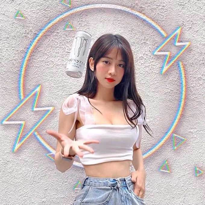 Đi kèm với sự nổi tiếng, Lê Bống cũng là loạt thị phi mà nhiều người nhìn vào chỉ biết lắc đầu: nhan sắc thật khác xa ảnh tự đăng, có nhiều pha khoe thân thái quá, giành chỗ kém duyên khi chụp ảnh tập thể,...