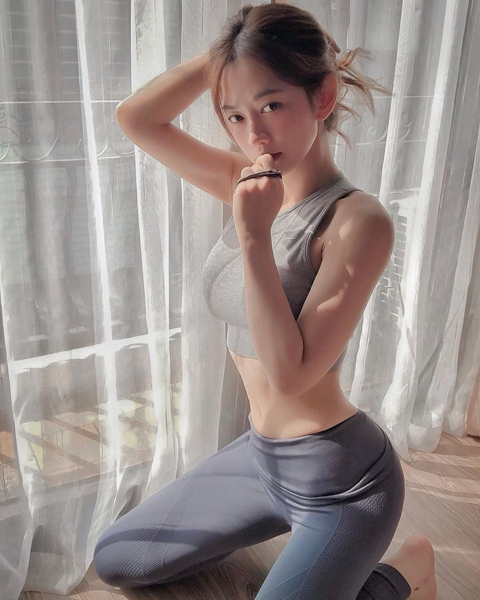 "Mặc váy hở với ngắn quá, nhìn rất phản cảm nơi chùa chiền, mong Bống để ý vấn đề này" hay "Ủa bạn đi chùa mà sao làm mấy hành động gì lố lăng vậy, tạo dáng kiểu chẳng liên quan nữa chứ? Chán cái ý thức!" là những bình luận của cộng đồng mạng sau khi xem những bức ảnh của Lê Bống đi chùa tại Gia Lai.