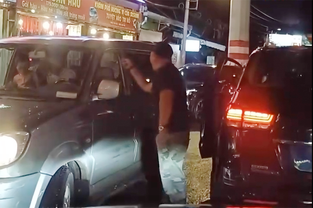 Người đàn ông đập kính ô tô, hành hung tài xế trên đường Nguoi dan ong dap kinh o to, hanh hung tai xe tren duong