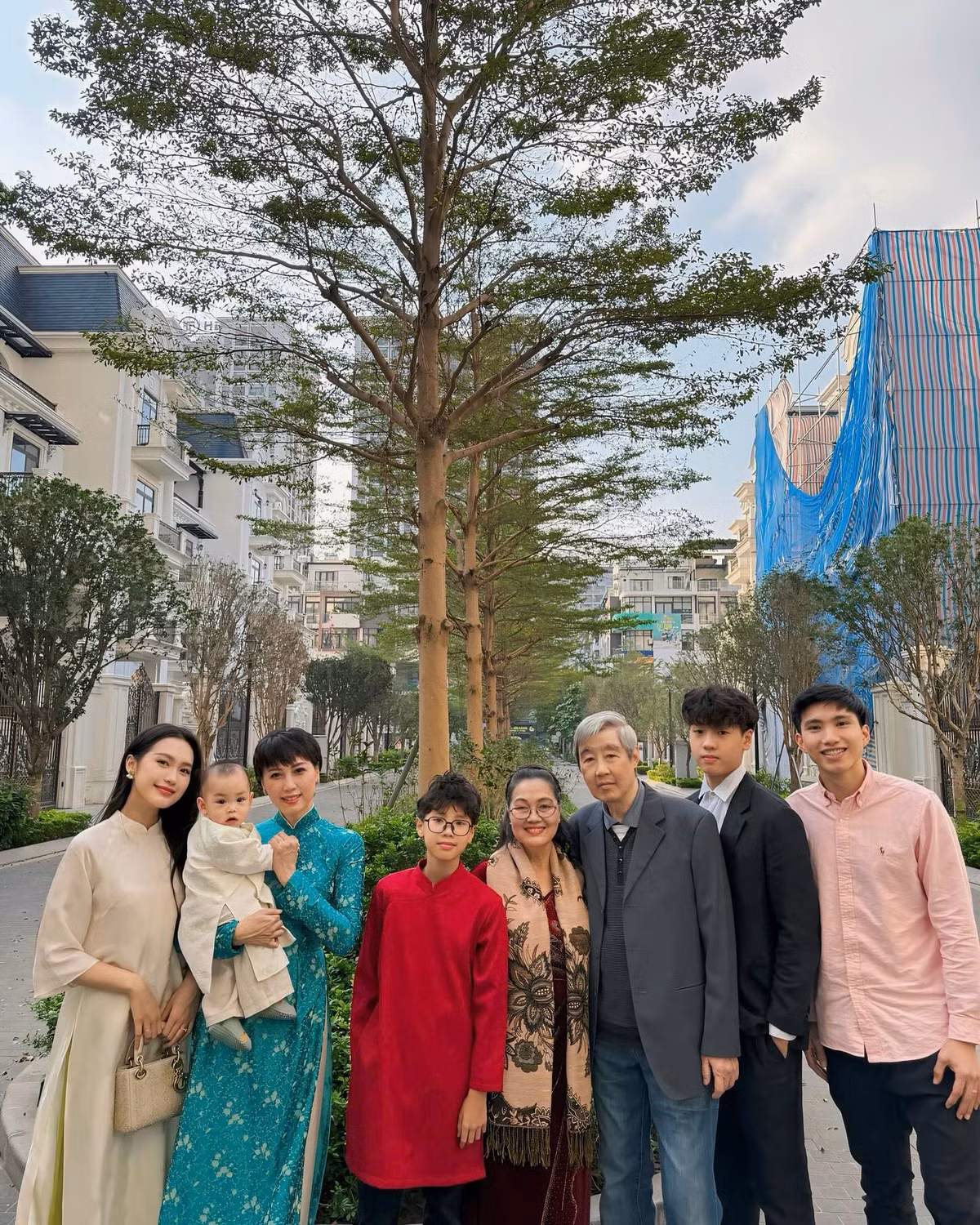 Như dịp Tết vừa qua, khi cả gia đình nhà ngoại và vợ chồng Doãn hải My hội tụ, các thành viên đều có mặt đông đủ. Duy chỉ có chú Thanh Sơn không xuất hiện chung trong khung hình.