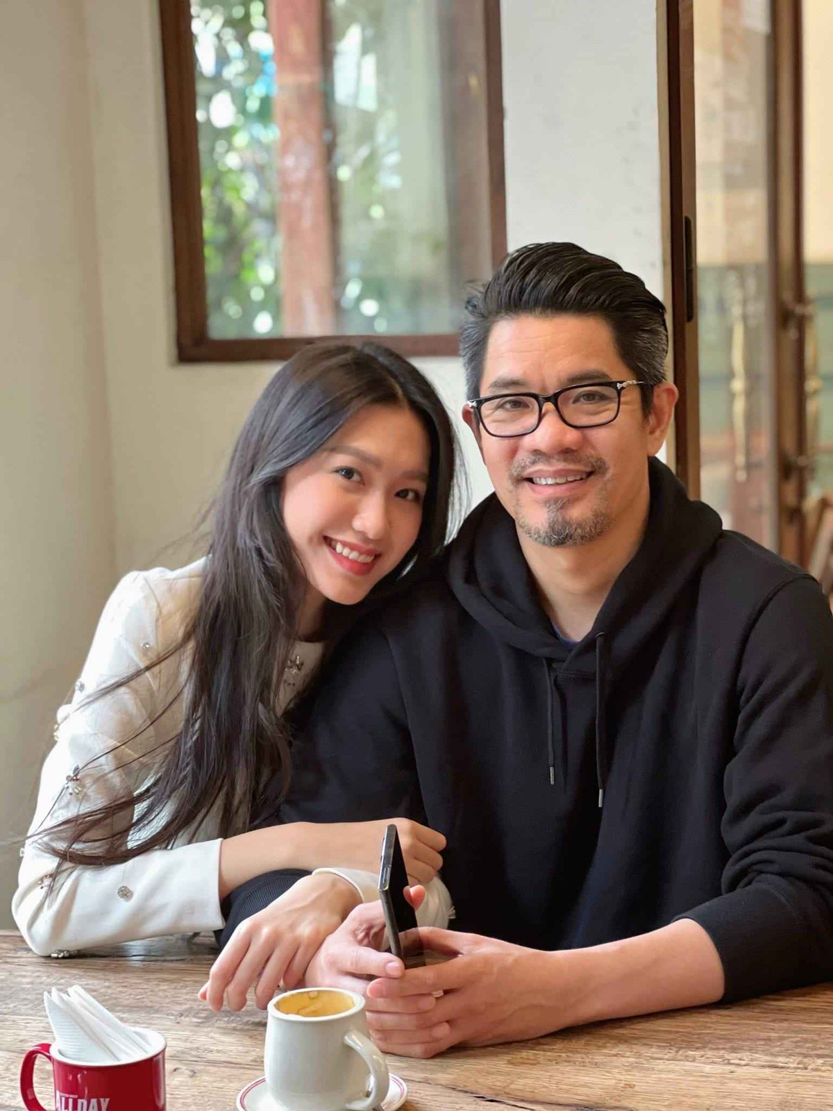 Khi đó, Doãn Hải My quay ảnh góc nghiêng của bố, cùng dòng caption "ông nội Lúa (biệt danh của con trai Doãn Hải My - PV) lúc ý đang bận nên chưa chụp được".