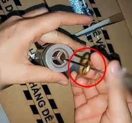 Sau khi trò bịp bợm chai lăn nách có nhẫn vàng trên mạng xã hội, các thành viên để lại nhiều bình luận.