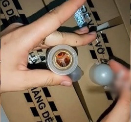 Không chỉ một, mà còn rất nhiều TikToker bán hàng online khác hùa theo "trò bịp" chai lăn nách có nhẫn vàng.