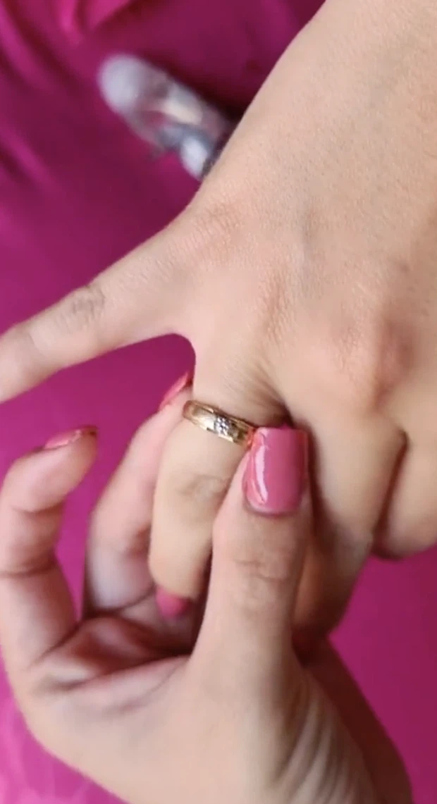 Mới đây nhất, buổi sáng Chủ nhật lướt TikTok đã thấy các chị "kem trộn" rần rần chế cháo ra tin đồn trong chai lăn nách có vàng.