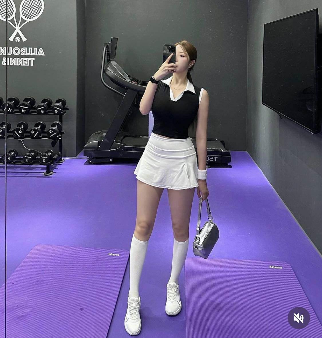 Dưới phần bình luận, nhiều cư dân mạng dành lời khen ngợi cho vóc dáng thon gọn, quyến rũ của Choi Somi khi khéo léo phối trang phục với 2 tông màu đen - trắng mix phụ kiện tối giản đi chơi thể thao.