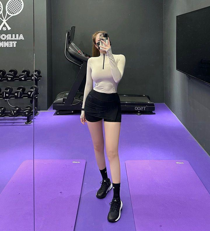 Với trang phục mặc chơi tennis, Choi Somi chỉ sử dụng 2 tông màu đen - trắng.