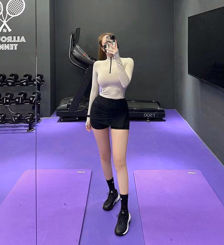 Với trang phục mặc chơi tennis, Choi Somi chỉ sử dụng 2 tông màu đen - trắng.