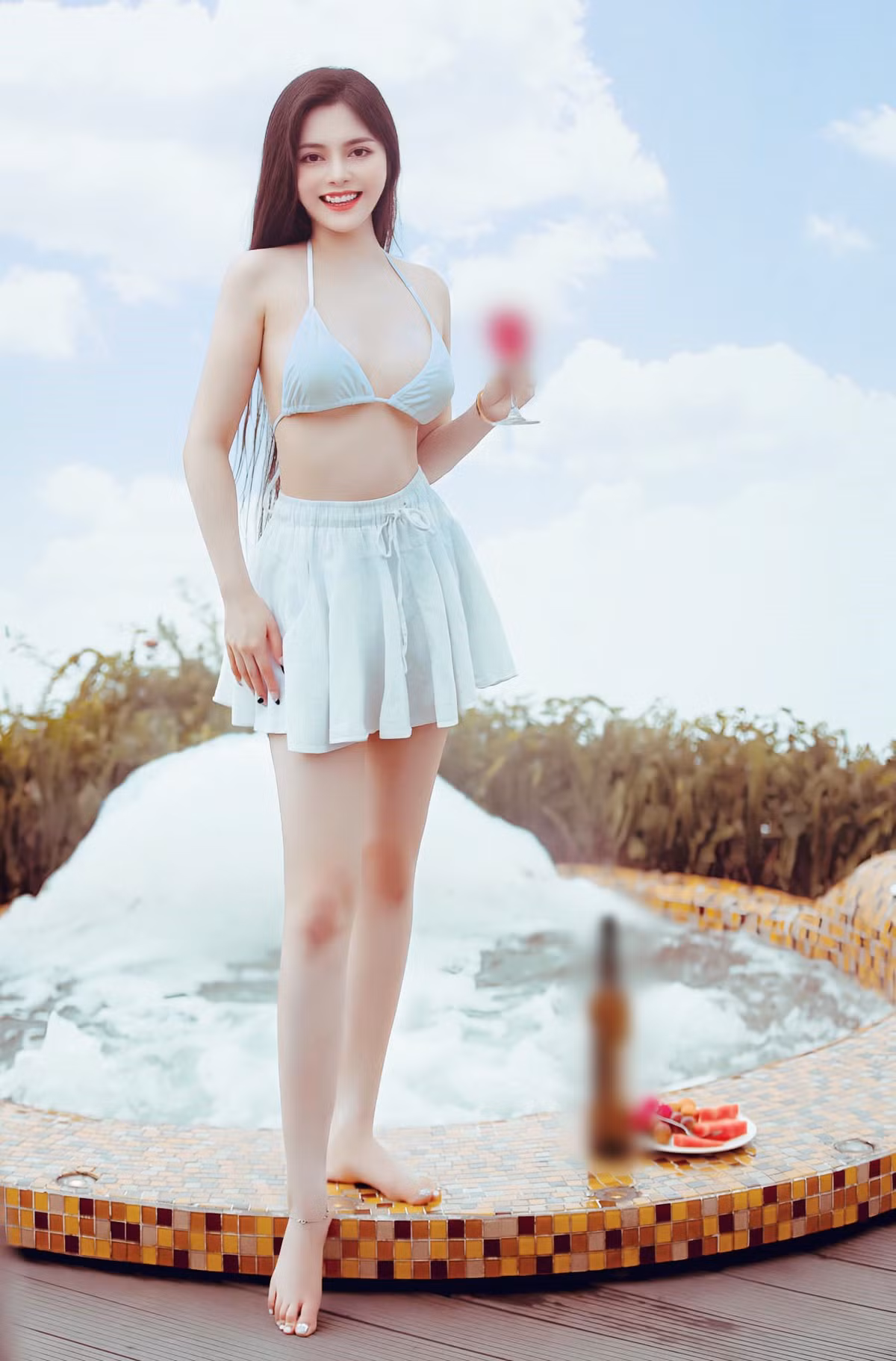 Bài đăng của Diệp Anh nhanh chóng nhận được nhiều lượt tương tác của cư dân mạng. Nhiều bình luận khen ngợi vóc dáng cùng nhan sắc ngày càng thăng hạng của cô nàng: "Xinh quá trời", "Đẹp như một nữ thần giữa thiên nhiên", "Mỹ nhân đẹp nhất Sa Pa luôn", "Một từ thôi: hoàn mỹ", "Làn da trắng mịn phát sáng luôn đó",...