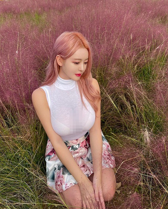 Người ta thường nói "nhất dáng nhì da thứ ba khuôn mặt" à Seon He có cả ba lợi thế này.