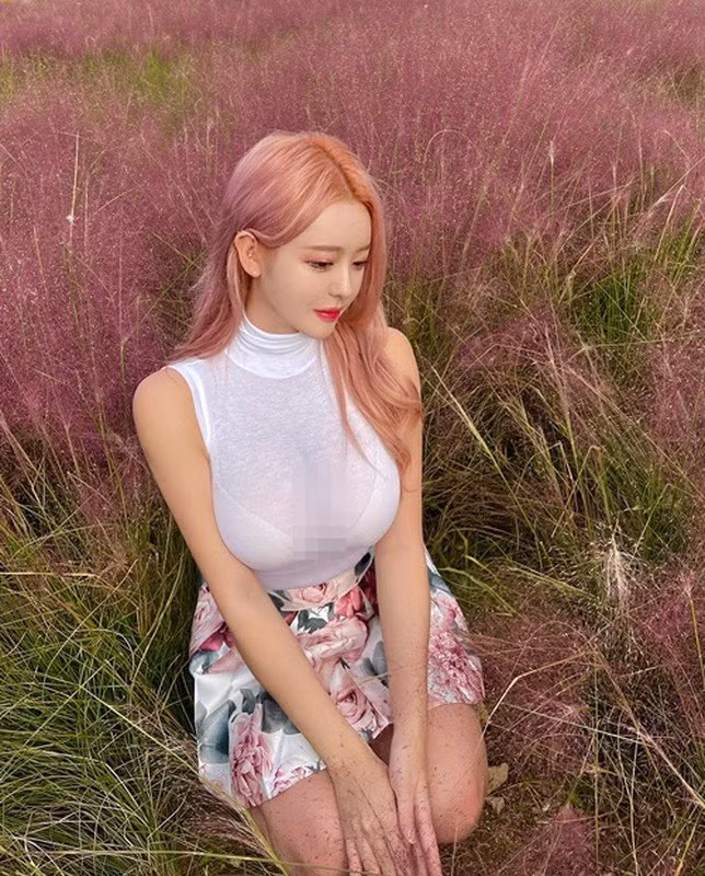 Người ta thường nói "nhất dáng nhì da thứ ba khuôn mặt" à Seon He có cả ba lợi thế này.