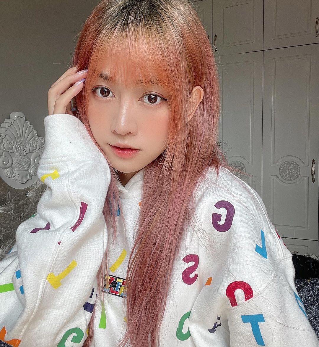 Cùng xem thêm những bức ảnh của Lê Bống - cô nàng TikToker vừa nhận "dislike siêu to khủng lồ" khi góp mặt vào MV ca nhạc.