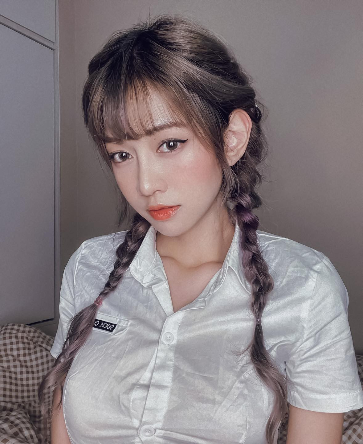 Tuy nhiên, việc ăn mặc của Lê Bống lại là "con dao hai lưỡi" khiến cô nàng liên tục vấp phải vô số những lời chỉ trích của cư dân mạng.