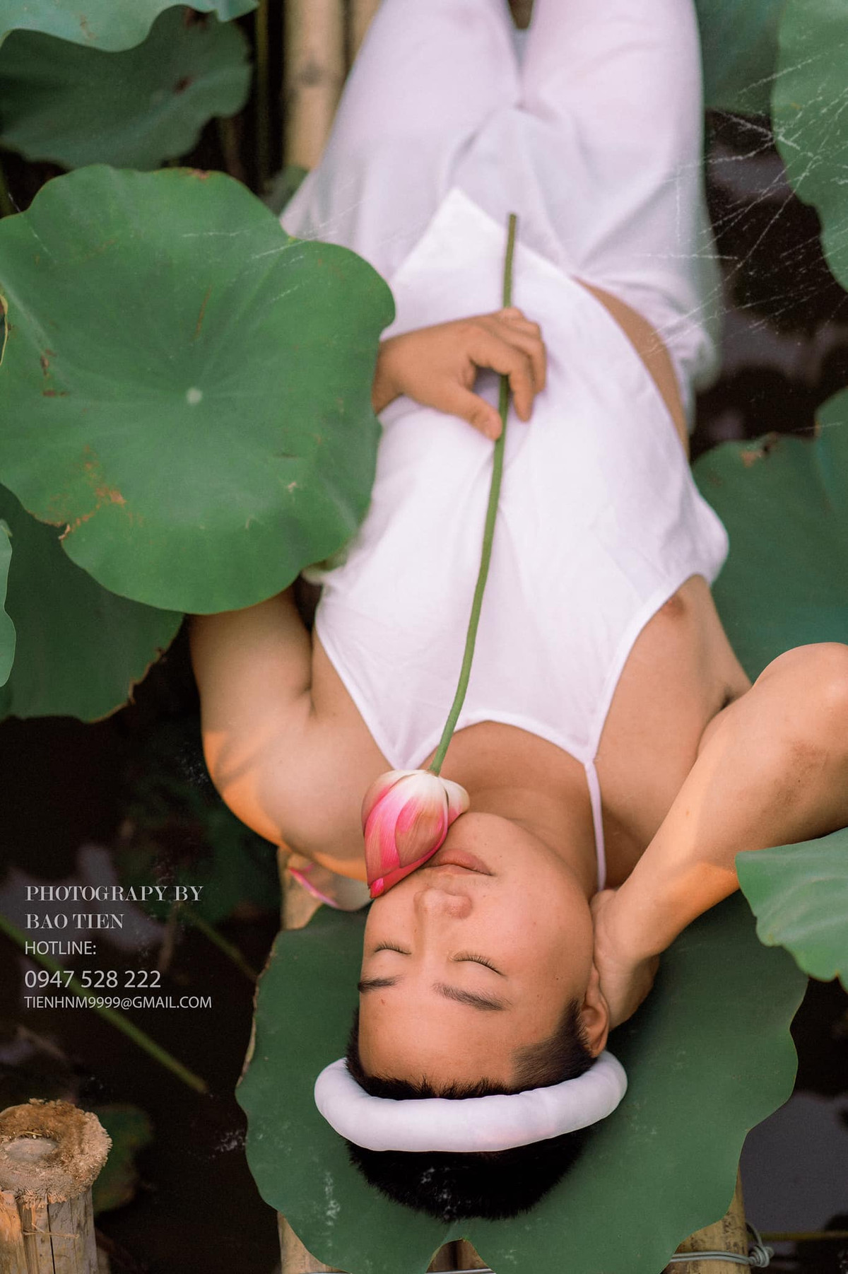 Sở hữu ngoại hình mũm mĩm và nụ cười tươi rói, nam thanh niên tạo đủ mọi tư thế khi chụp ảnh với hoa sen mà có lẽ ngay cả hội chị em cũng phải chào thua: Từ e ấp bên chiếc lá sen, lấy gáo múc nước, tay cầm đàn hay nằm mơ màng ở cây cầu tre...