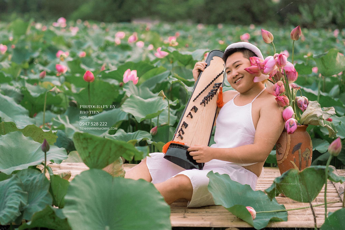 Có người suy nghĩ là sen là biểu tượng của sự tinh khôi, chụp thế là phá hỏng nhưng bọn mình thấy đó là sự vui vẻ, hài hước phá cách nên với những ý kiến trái chiều thì bọn mình xin lắng nghe và tiếp thu". Đình Thuấn cho biết thêm.