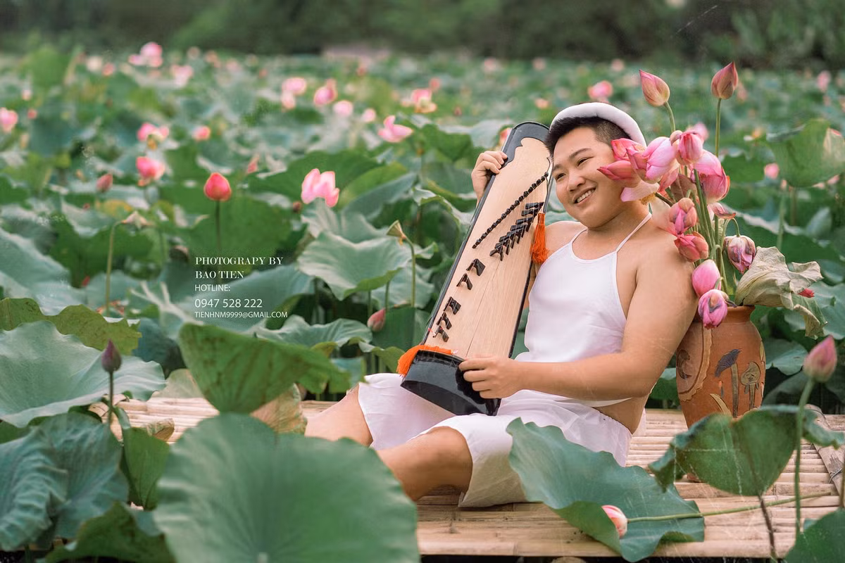 Có người suy nghĩ là sen là biểu tượng của sự tinh khôi, chụp thế là phá hỏng nhưng bọn mình thấy đó là sự vui vẻ, hài hước phá cách nên với những ý kiến trái chiều thì bọn mình xin lắng nghe và tiếp thu". Đình Thuấn cho biết thêm.