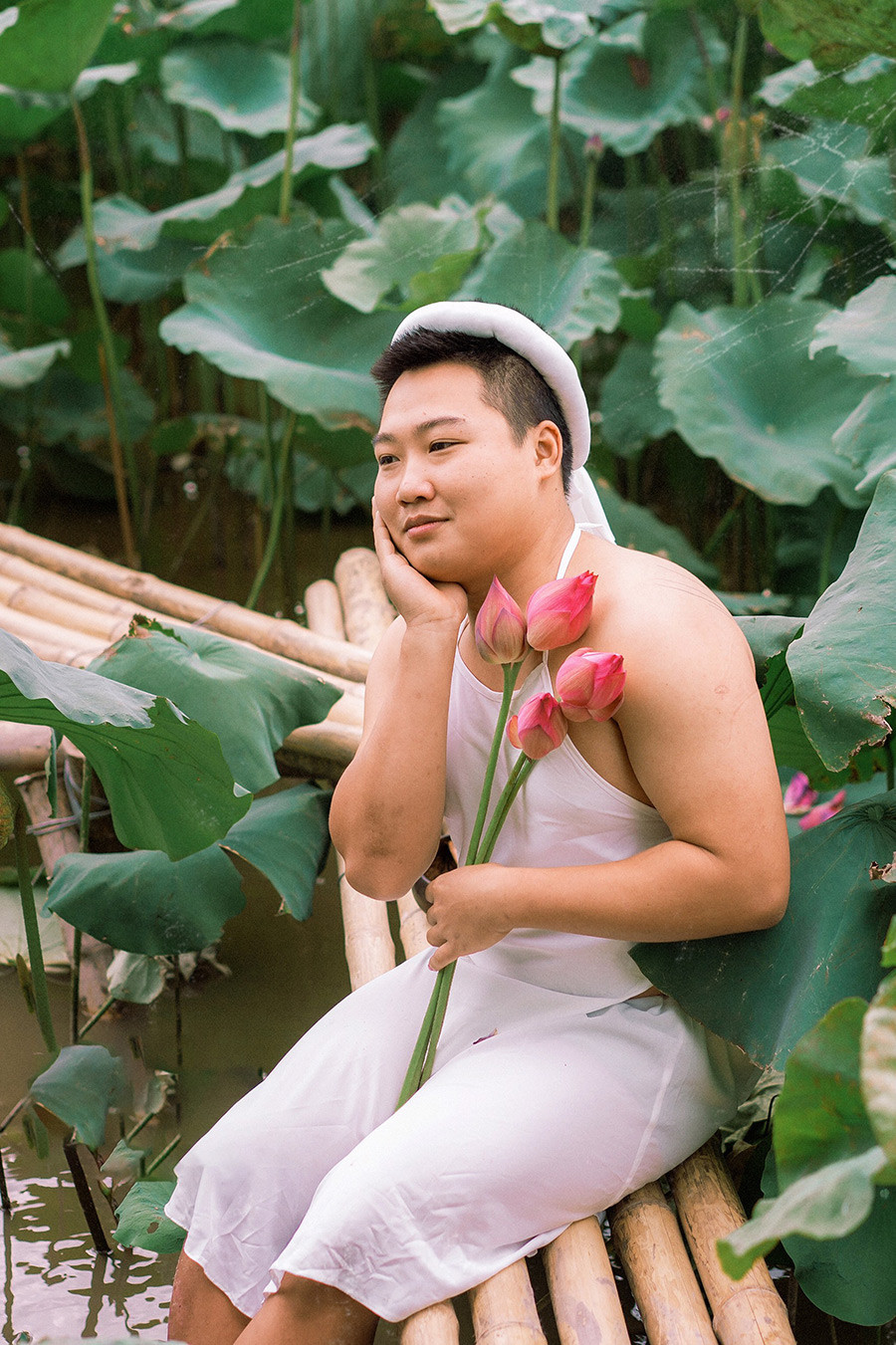 Cùng ngắm thêm những bức ảnh chàng trai "vai u thịt bắp" e ấp bên ao sen đang gây xôn xao mạng xã hội.