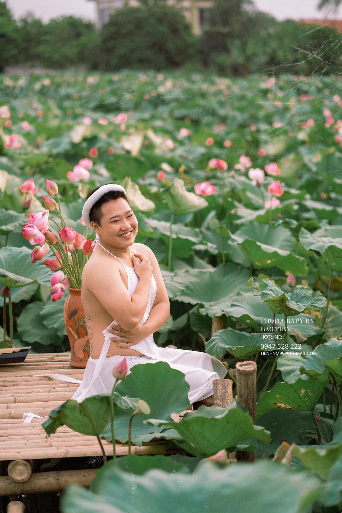 Bên cạnh những lời khen về pha "tấu hài" bên ao sen, bộ ảnh trên cũng nhận về không ít ý trái chiều. Nhiều người cho biết nó pha vỡ đi vẻ đẹp tinh tuyền của bộ áo tứ thân và đặc biệt là Quốc hoa của Việt Nam.