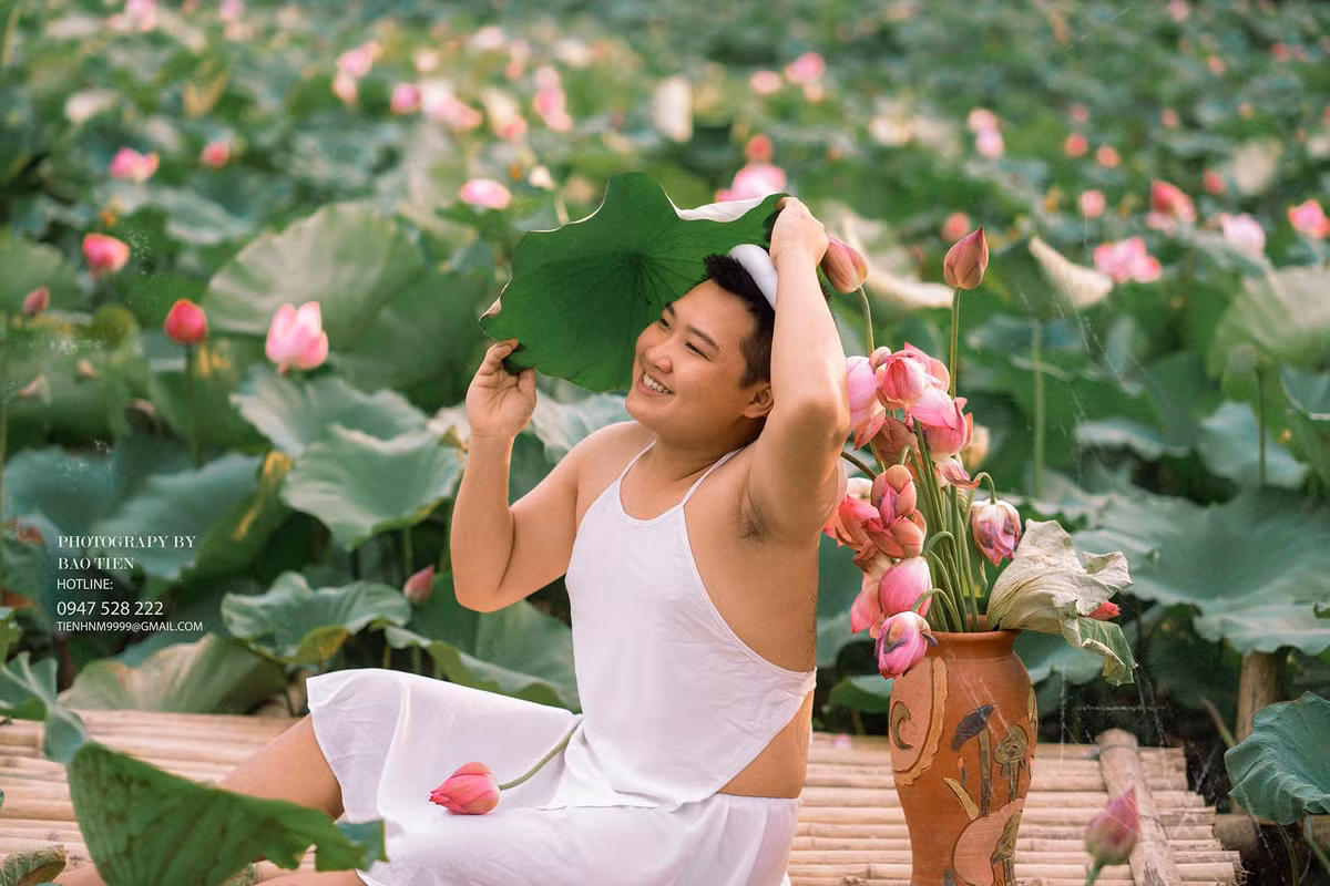 Phạm Đình Thuần (SN 1998) - thành viên trong ekip thực hiện bộ ảnh chàng trai bên ao sen chia sẻ: "Bộ ảnh này chỉ là một lần ngẫu hứng, khi bọn mình vừa dựng cầu tre ra hồ sen xong, có mấy anh em ở studio rảnh rỗi nên lôi nhau ra chụp chơi chơi. Bọn mình chỉ mất có 20 phút để thực hiện loạt ảnh này thôi".