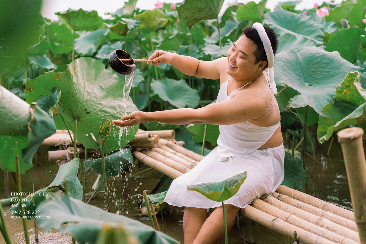 Cứ đến tháng 6, các netizen lại sẵn sàng chờ đón những bộ ảnh ở ao sen. Bên cạnh những tuyệt phẩm thì cũng không ít những pha bức ảnh khiến nhiều người được xả stress.