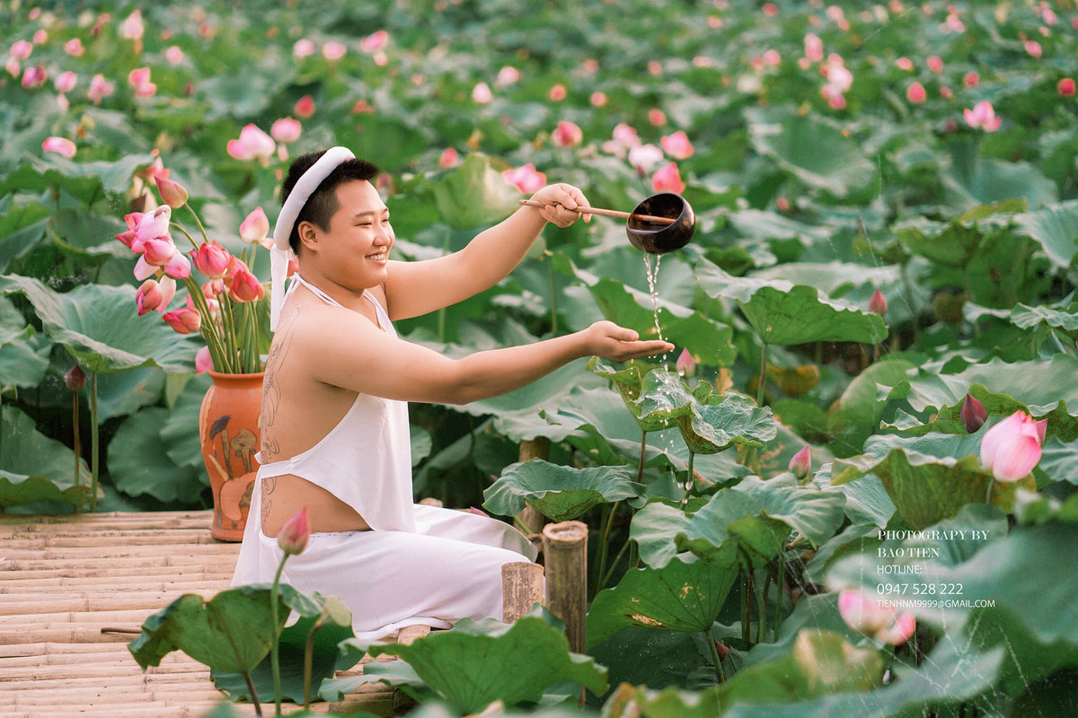 Điển hình như mới đây, một nam thanh niên ở Phủ Lý (Hà Nam) đã khiến nhiều người phải "cười rụng rốn" với loạt ảnh diện váy, áo yếm, đầu đội mấn tạo dáng bên hồ sen.