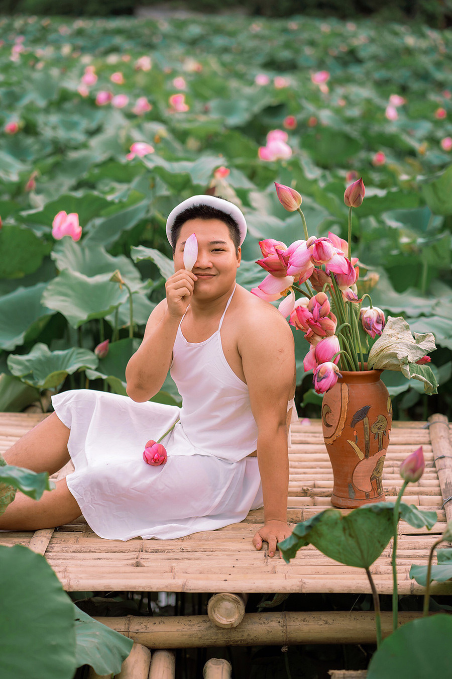 Ngoài việc tạo hình cùng những tư thế gây cười, không thể phủ nhận series ảnh của nam thanh niên là những gợi ý không hề tồi cho hội chị em nếu có ý định đi chụp ảnh với sen.