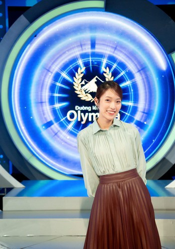 Không chỉ gây chú ý vì những thông tin hữu ích, nhan sắc xinh đẹp của Khánh Vy cũng là điểm nhấn thu hút lượng tác lớn.