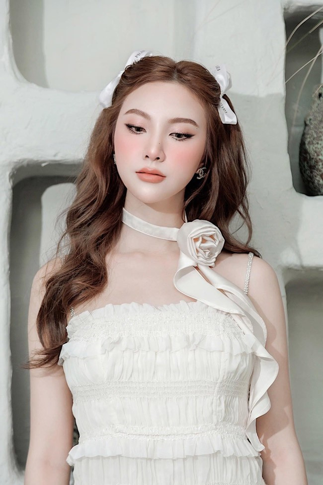 Cuộc sống hiện tại của Hạnh Sino rất đáng ngưỡng mộ. Hạnh Sino thường xuyên khoe những khoảnh khắc "chanh xả" trong những chuyên du lịch xa hoa.