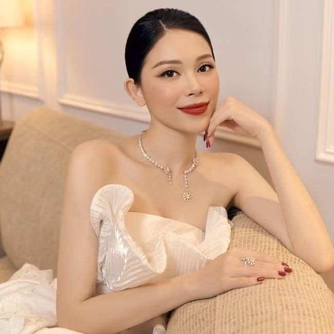 Linh Rin (tên thật là Ngô Phương Linh) cũng là hot girl đời đầu có lượng fan ấn tượng. Cô nàng không chỉ xinh đẹp mà còn rất tài năng, có học vấn đáng nể.