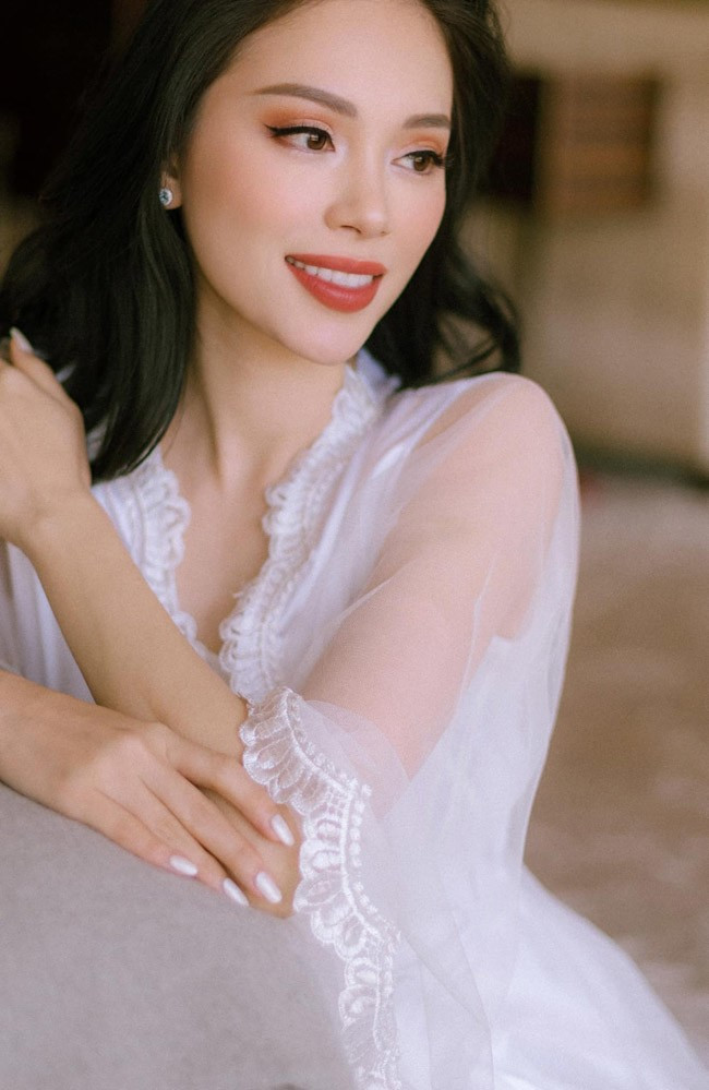 Linh Rin cũng ngày càng có phong thái của một nàng dâu hào môn, sang chảnh và quyến rũ.