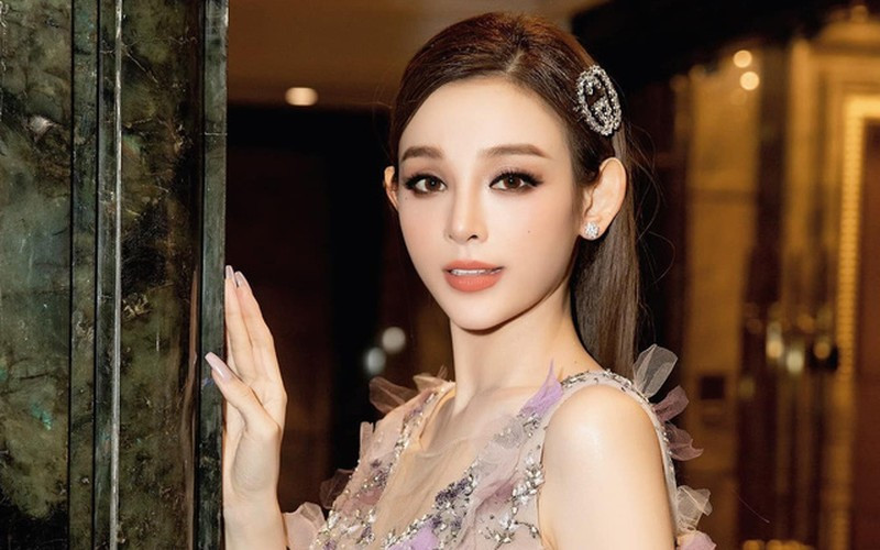 Song để ngày một nhuận sắc, cô cũng đã phải cậy nhờ đến nhiều biện pháp làm đẹp suốt nhiều năm: tiêm filler cằm, môi, mũi,...