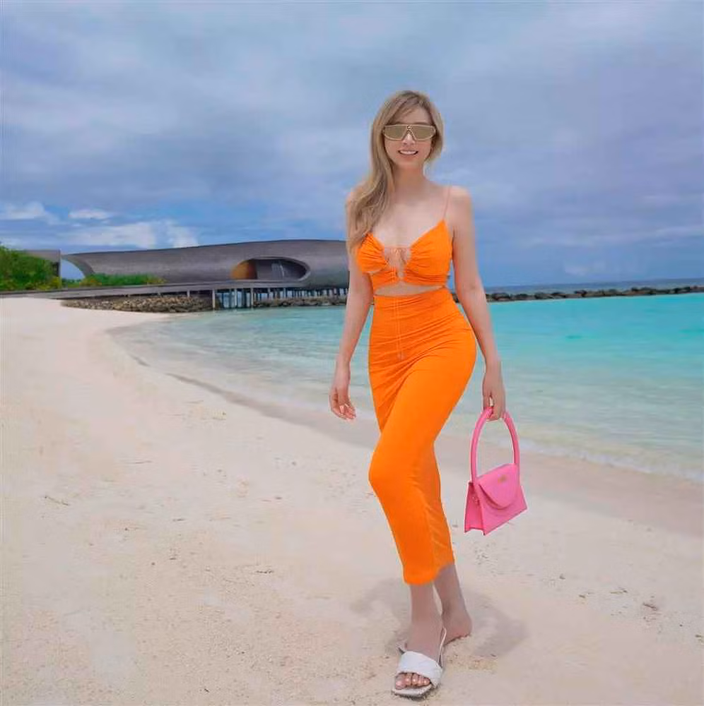 Lần lên sóng này, dàn cựu hot girl đình đám năm nào "chặt chém" bằng những bộ đồ vô cùng gợi cảm. Nổi bật trong số đó chính là Huyền Baby.