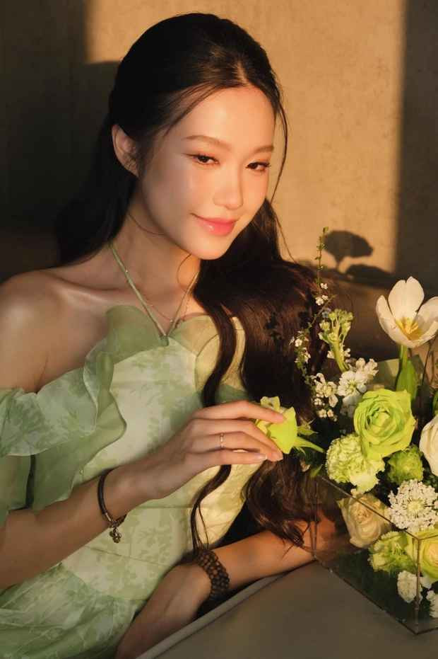 Bộ ảnh được thực hiện của vợ Đoàn Văn Hậu dưới nắng, không quá cầu kỳ những vẫn để lột được gương mặt thanh tú của Hải My. Đặc biệt là phần xương quai xanh quyến rũ mà cô nàng nào cũng mơ ước.