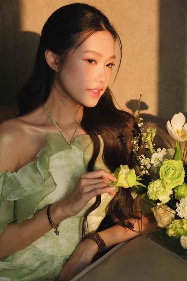 Nụ cười rạng rỡ dưới nắng của Doãn Hải My