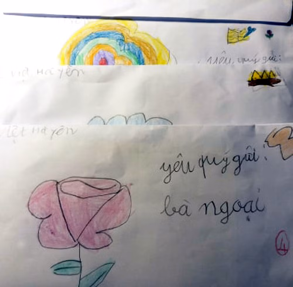 Nghỉ học ngừa dịch COVID-19, bà cháu tôi bày trò viết thư cho nhau Nghi hoc ngua dich COVID-19, ba chau toi bay tro viet thu cho nhau