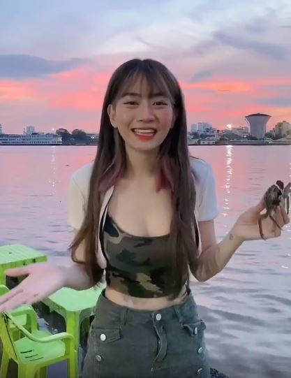 Tiktoker Lê Bống chia sẻ về hành động này trên Instagram: "Chuyện kể về chú cua sông với mơ ước một lần được ngắm biển lớn".