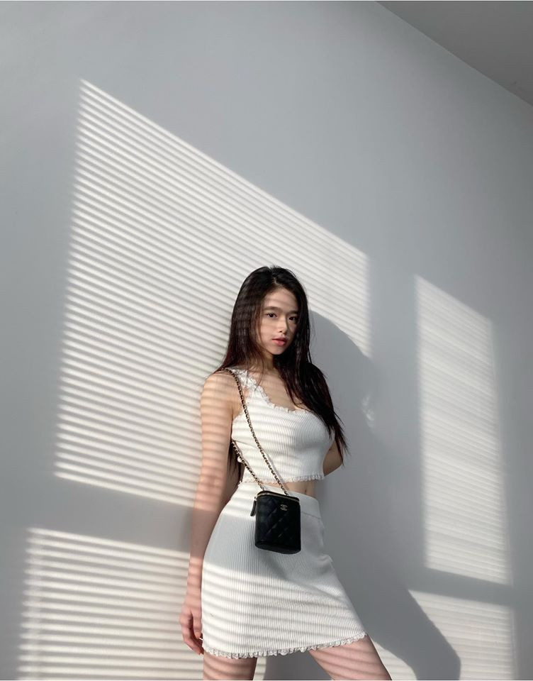 Sở hữu vòng eo tuyệt đẹp, hot girl 10X Linh Ka thường thích khoe dáng trong những bộ trang phục với phong cách năng động khoẻ khoắn như crop top, quần skinny.