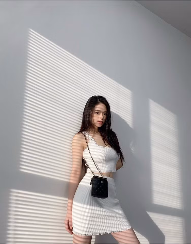 Sở hữu vòng eo tuyệt đẹp, hot girl 10X Linh Ka thường thích khoe dáng trong những bộ trang phục với phong cách năng động khoẻ khoắn như crop top, quần skinny.