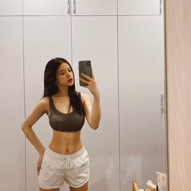 Trong khi bạn bè đồng trang lứa ai nấy đều lo “cắm đầu, cắm cổ” học cày cho kì thi đại học, Linh Ka lại có một hướng đi riêng cho mình khiến nhiều người không khỏi ghen tỵ.