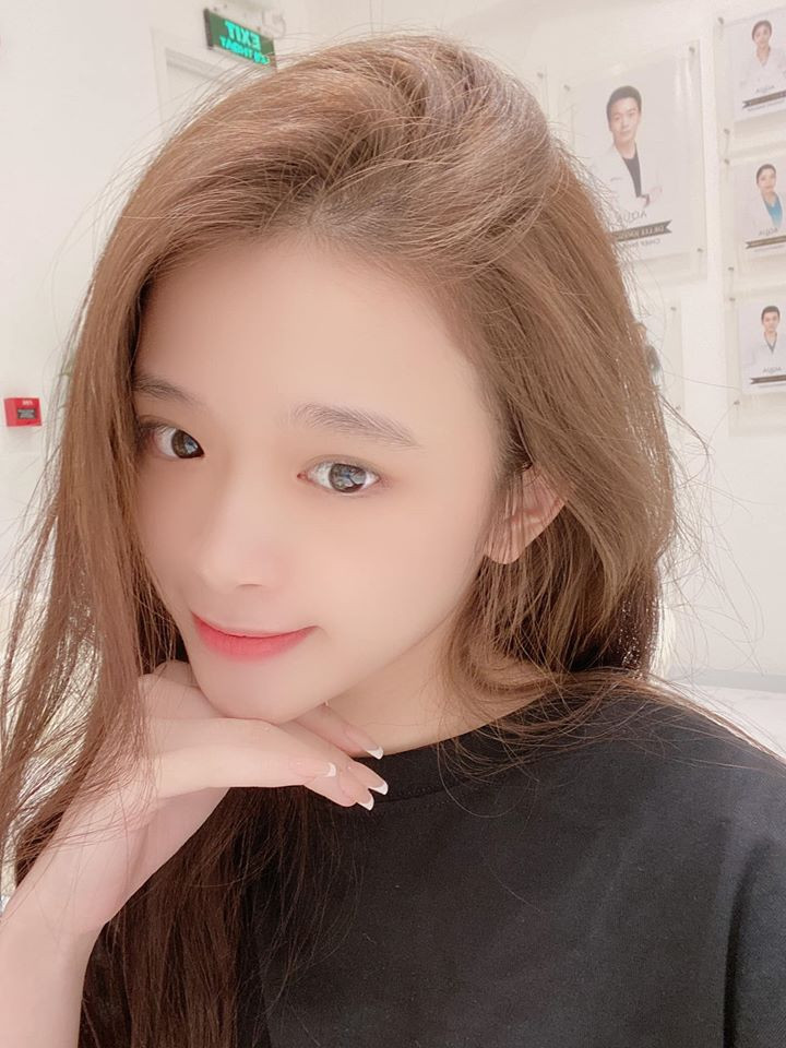 Chỉ 2 năm trước, khi mà Linh Ka mới chập chững bước vào thế giới đồ hiệu và mắc ngay lỗi đeo thắt lưng ngược thì giờ, cô nàng đã sành sỏi hơn rồi.