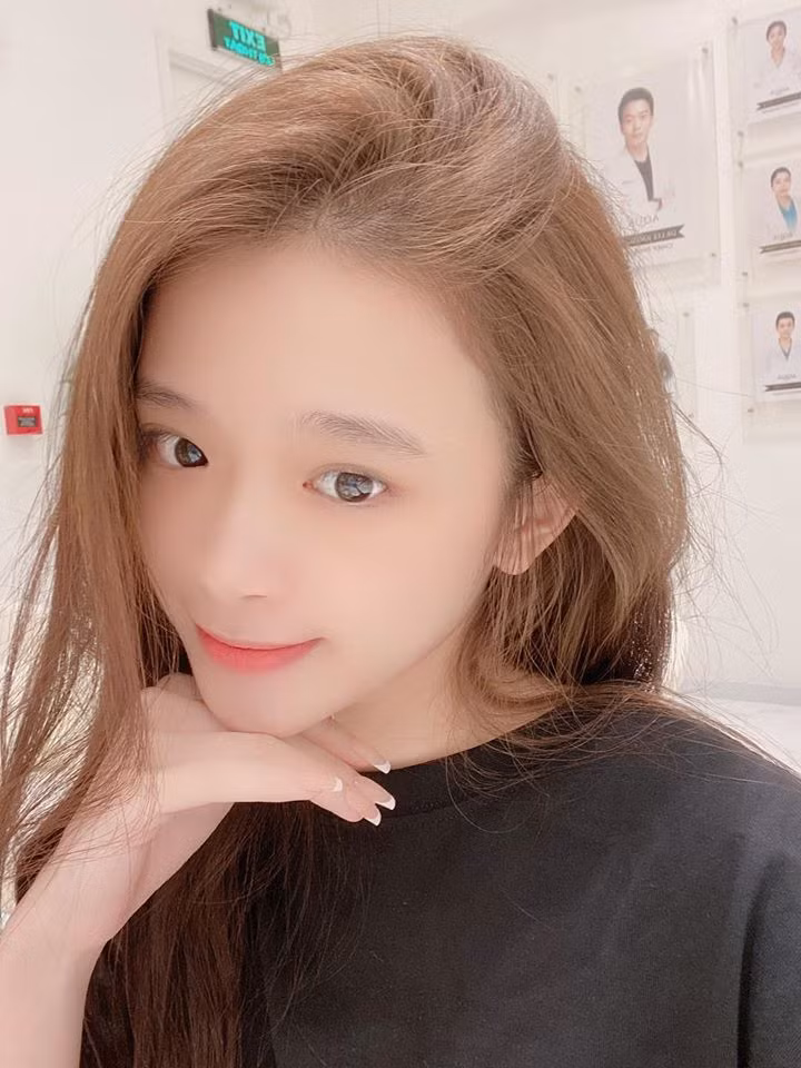 Chỉ 2 năm trước, khi mà Linh Ka mới chập chững bước vào thế giới đồ hiệu và mắc ngay lỗi đeo thắt lưng ngược thì giờ, cô nàng đã sành sỏi hơn rồi.