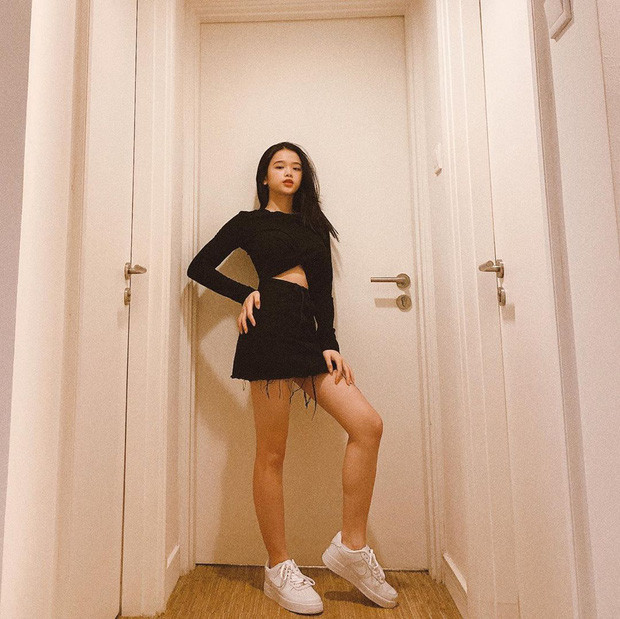 Thực sự cô gái nào chẳng thích có một vòng 2 thon thả và săn chắc, theo nhiều người đoán có lẽ đây chính là thành quả của quá trình chăm chỉ và nỗ lực tập gym của Linh Ka đây.