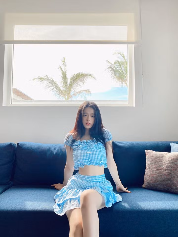 Dù sở hữu chiều cao vỏn vẹn 1m56 nhưng Linh Ka vẫn luôn biết cách “ăn gian” để bản thân trông cao ráo hơn.