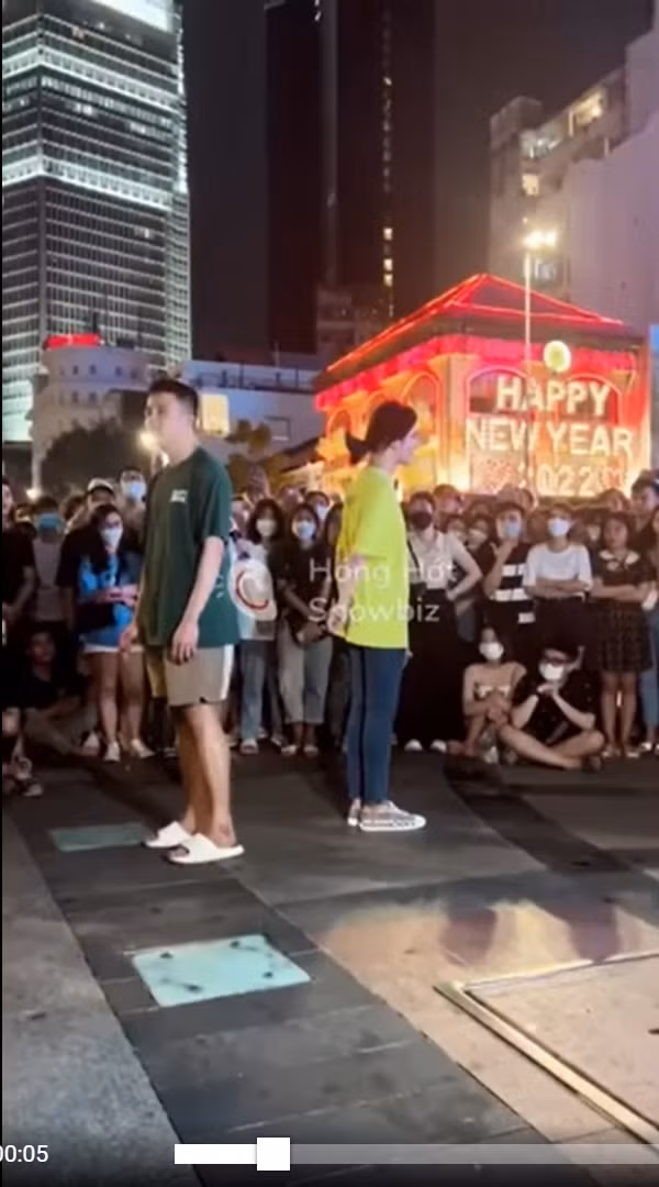 Mới đây nhất, Trần Đức Bo gây sốt bởi video ghép đôi ở phố đi bộ.