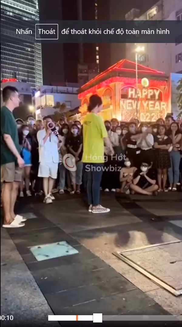 Cụ thể, trên mạng xã hội đã chia sẻ đoạn video ngắn ghi lại quá trình Trần Đức Bo tham dự màn ghép đôi hẹn hò. Người được ghép cùng hiện tượng mạng này là chàng trai cao ráo và có ngoại hình khá nổi bật.