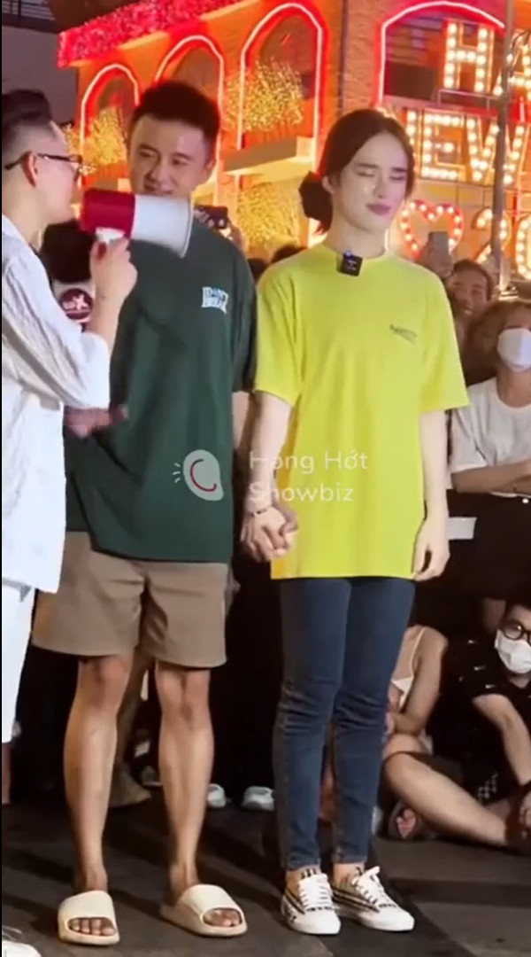 Lúc đầu, 2 người đứng quay lưng vào nhau và thực hiện mọi hành động theo chỉ dẫn của MC chương trình. Cặp đôi trông có vẻ khá háo hức, muốn biết được đối phương là ai.