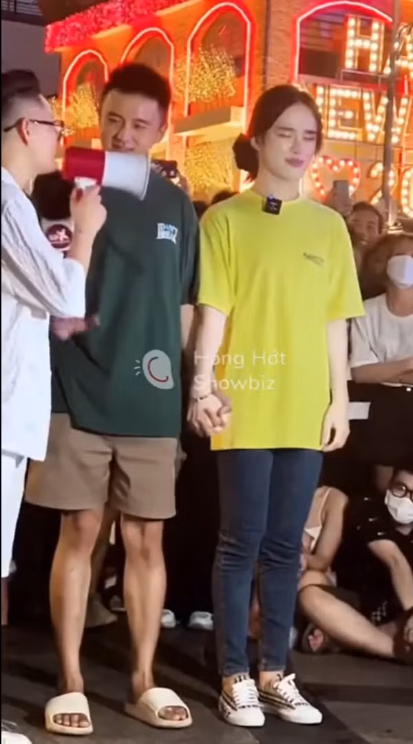 Lúc đầu, 2 người đứng quay lưng vào nhau và thực hiện mọi hành động theo chỉ dẫn của MC chương trình. Cặp đôi trông có vẻ khá háo hức, muốn biết được đối phương là ai.