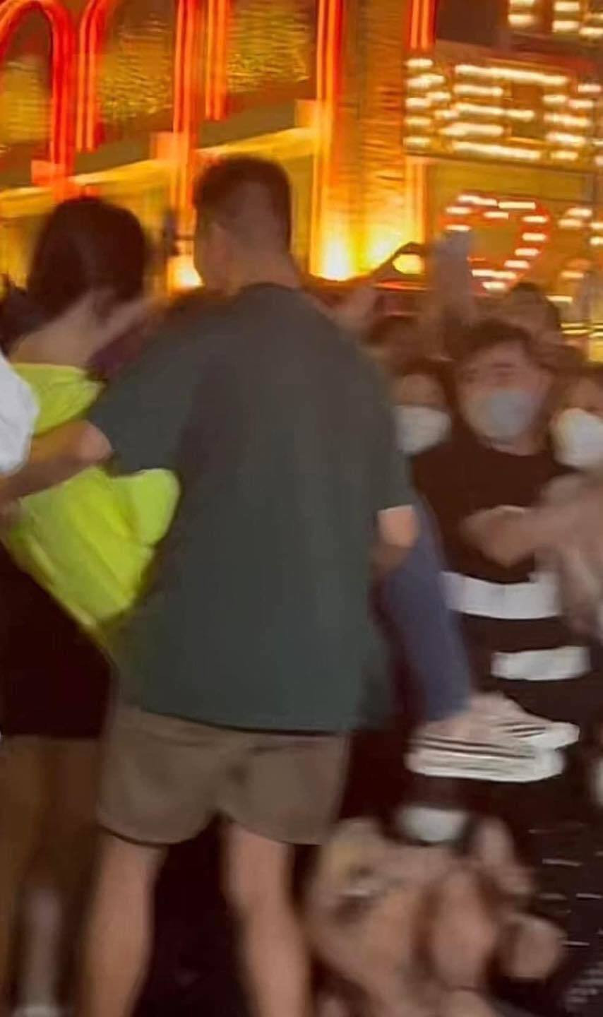 Điều đáng nói, Trần Đức Bo và chàng trai kia nhanh chóng thân thiết và nắm tay nhau giữa phố đông người.